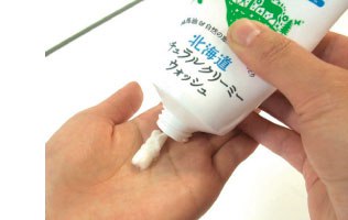 手のひらに約1g 手のひらに約1g