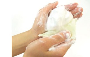 泡立てネットで泡立てます 泡立てネットで泡立てます